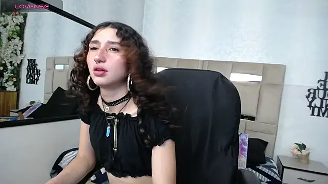 Queenjenn   online show from January 15, 2025, 8:05 pm