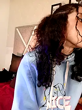 Queenjenn   online show from February 16, 2025, 10:21 am