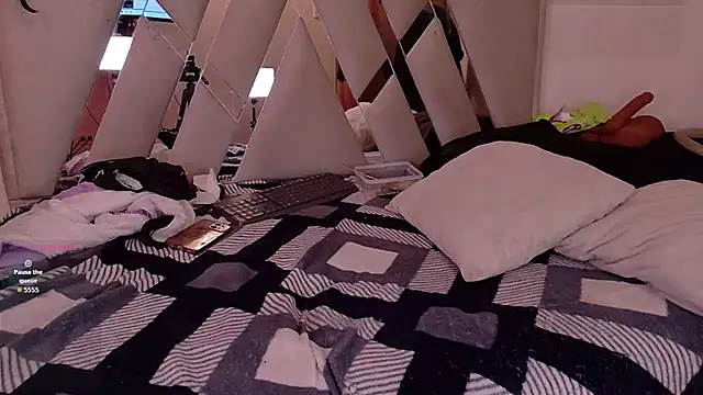 Snapshot of Queenjenn__ chatting on February 22, 2026, 9:46 pm Queenjenn online show from February 22, 2026, 9:46 pm