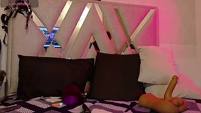 Snapshot of Queenjenn__ chatting on March 6, 2026, 10:01 am Queenjenn online show from March 6, 2026, 10:01 am