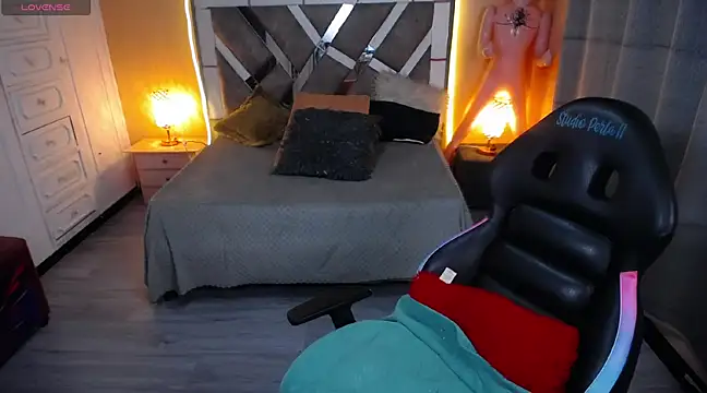 Kate Laurence  online show from February 6, 2025, 7:35 am