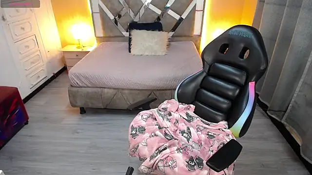 Kate Laurence  online show from March 11, 2025, 10:20 pm