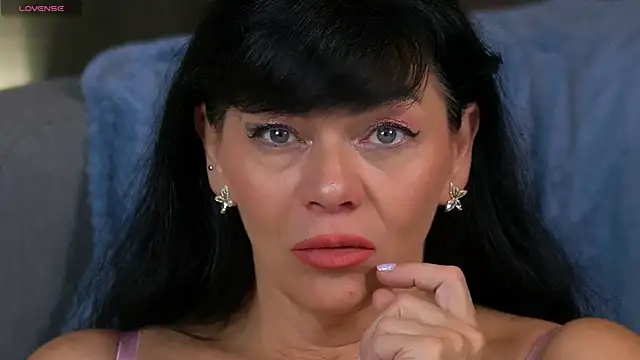 MeenaMoon online show from October 12, 2025, 9:47 pm