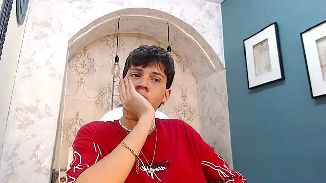Jonathan Moreau online show from December 13, 2024, 3:32 pm