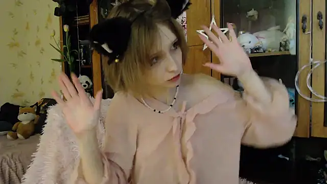 cloudgirrl online show from March 9, 2025, 7:05 pm