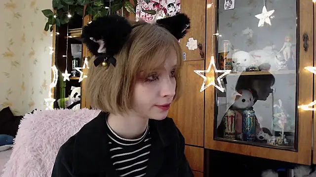 cloudgirrl online show from March 19, 2025, 8:32 pm