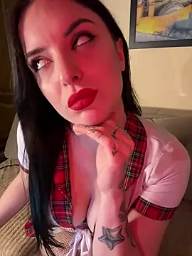 Snapshot of lunabarandi chatting on December 17, 2024, 9:28 am lunabarandi online show from December 17, 2024, 9:28 am