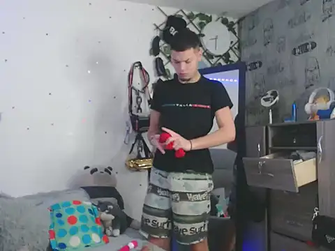 Snapshot of MarceloMilk chatting on October 24, 2025, 1:35 am MarceloMilk online show from October 24, 2025, 1:35 am