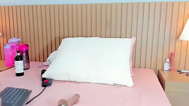 sexy mich 18 online show from December 28, 2024, 11:26 pm