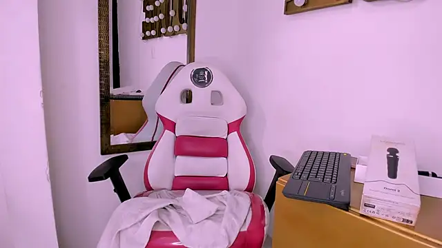 Valery Maravilla  online show from February 7, 2025, 10:41 pm