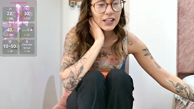 Snapshot of Emmy_petit chatting on February 24, 2026, 6:28 pm Emmy petit online show from February 24, 2026, 6:28 pm