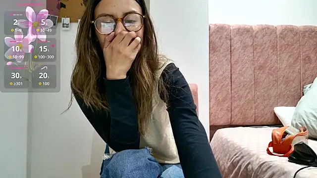 Snapshot of Emmy_petit chatting on February 26, 2026, 1:37 am Emmy petit online show from February 26, 2026, 1:37 am