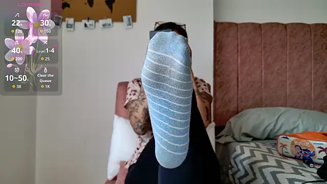 Snapshot of Emmy_petit chatting on March 20, 2026, 3:50 pm Emmy petit online show from March 20, 2026, 3:50 pm