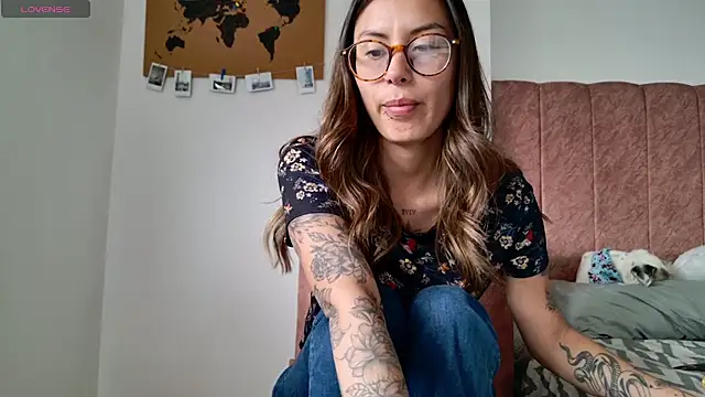 Snapshot of Emmy_petit chatting on April 8, 2026, 6:08 pm Emmy petit online show from April 8, 2026, 6:08 pm