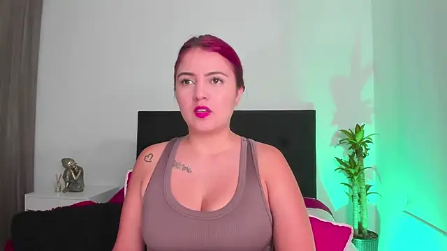 Snapshot of LaylaJewel chatting on December 13, 2024, 2:43 am LaylaJewel online show from December 13, 2024, 2:43 am