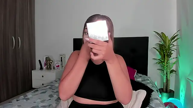 Snapshot of LaylaJewel chatting on February 17, 2025, 4:04 pm LaylaJewel online show from February 17, 2025, 4:04 pm