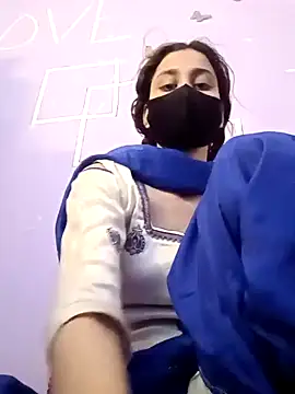 magicmoment00786 online show from November 4, 2025, 5:01 pm