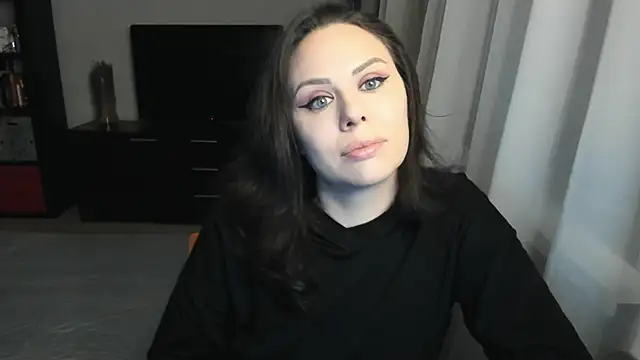 MollyCheiz online show from November 17, 2025, 4:24 pm