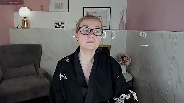 AlexandraKind online show from December 26, 2024, 1:32 pm