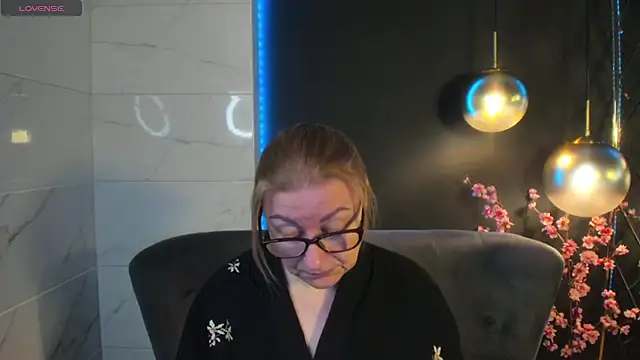 AlexandraKind online show from December 28, 2024, 2:10 pm