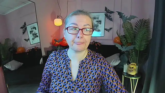 AlexandraKind online show from November 2, 2025, 1:35 pm