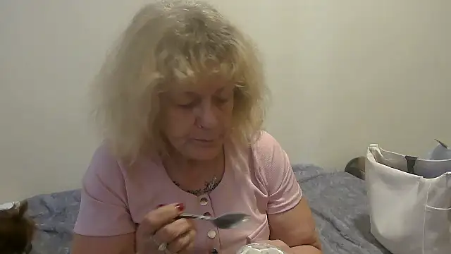 housewife shantie online show from September 27, 2025, 12:54 pm