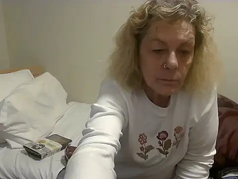 housewife shantie online show from October 24, 2025, 10:11 am