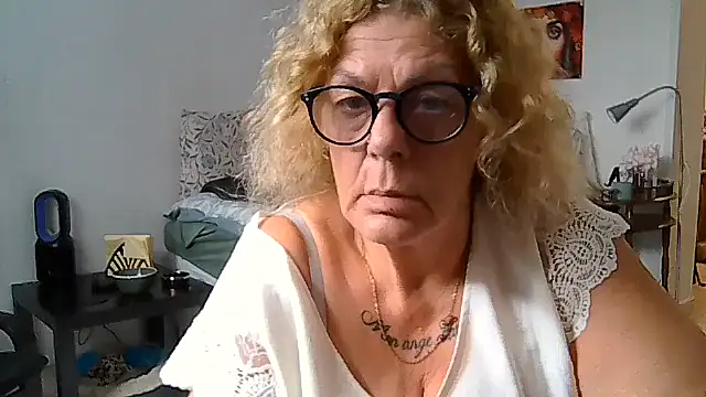 Snapshot of housewife_shantie chatting on July 10, 2026, 9:23 am housewife shantie online show from July 10, 2026, 9:23 am