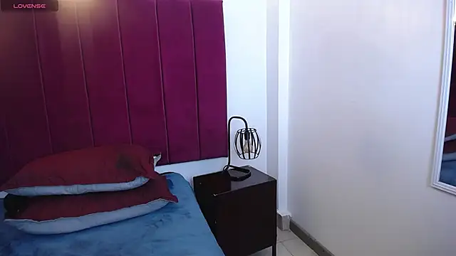 Kylee28 online show from December 30, 2024, 11:17 pm