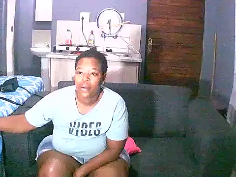 curvyloneah75 online show from December 18, 2024, 7:08 pm