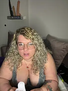 CurvyAnonymousGirl89 online show from January 24, 2025, 4:39 pm