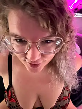 CurvyAnonymousGirl89 online show from November 8, 2025, 9:09 am