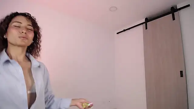 Snapshot of varenkaivanova_22 chatting on September 21, 2025, 8:27 am varenkaivanova 22 online show from September 21, 2025, 8:27 am