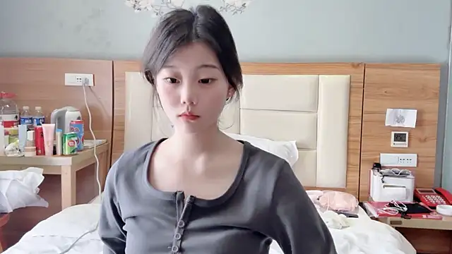 yangyang-1115 online show from February 12, 2025, 4:44 am