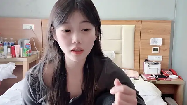 yangyang-1115 online show from February 12, 2025, 7:44 am