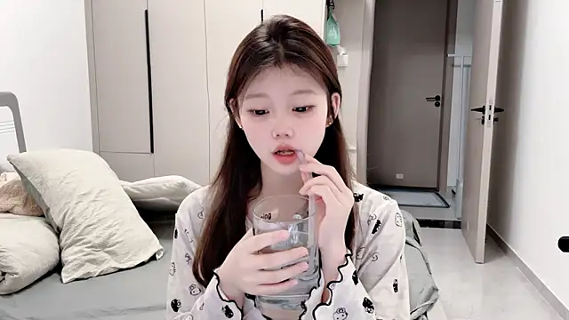 yangyang-1115 online show from September 27, 2025, 4:39 am