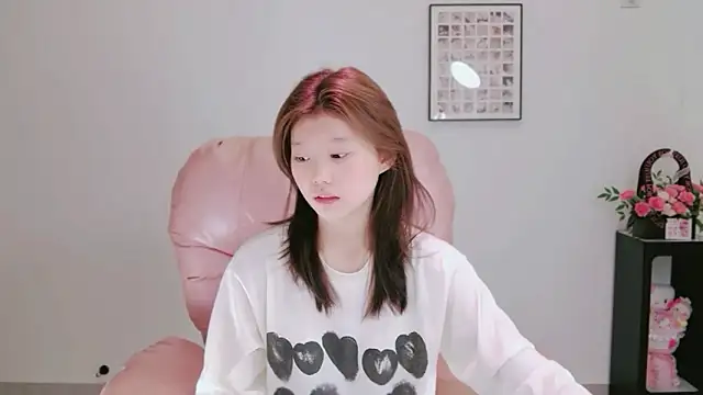 yangyang-1115 online show from May 11, 2026, 5:02 am