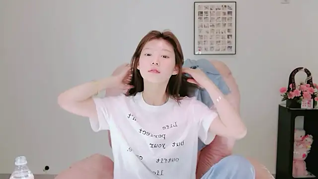 yangyang-1115 online show from May 17, 2026, 4:54 am