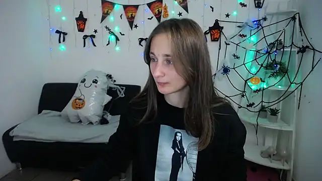 Snapshot of MichelLeee chatting on October 31, 2025, 12:06 pm MichelLeee online show from October 31, 2025, 12:06 pm