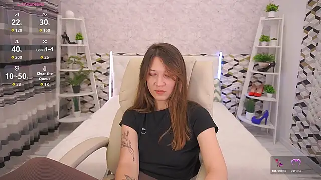 DreamyLinaa online show from June 15, 2026, 7:49 pm