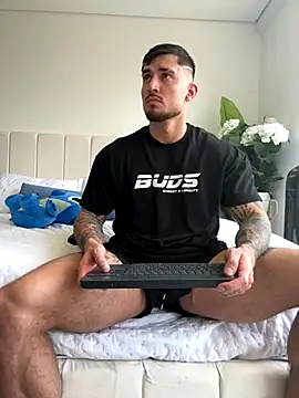 DimitriSullivan  online show from September 17, 2025, 7:04 pm