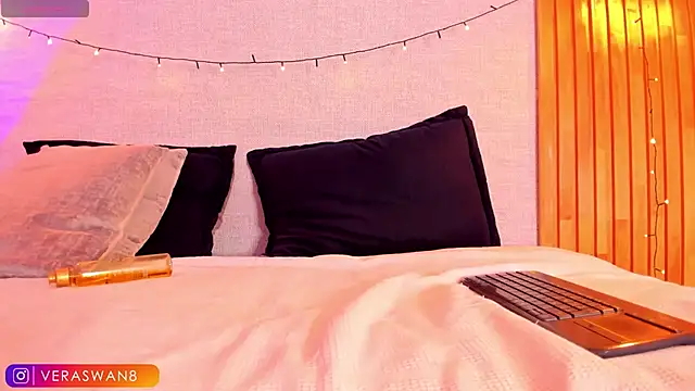 MoonSwan1 online show from January 8, 2025, 12:38 am