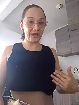 nicolle milf1978 online show from June 10, 2026, 12:48 pm