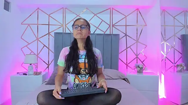 Snapshot of Giselle_Roldan chatting on January 24, 2025, 11:59 am Giselle Roldan online show from January 24, 2025, 11:59 am