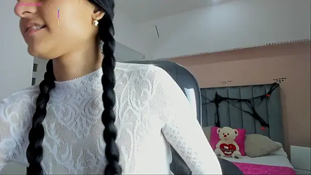 Giselle Roldan online show from October 25, 2025, 8:03 pm