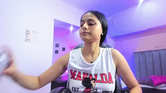 Snapshot of Giselle_Roldan chatting on February 15, 2026, 4:53 am Giselle Roldan online show from February 15, 2026, 4:53 am