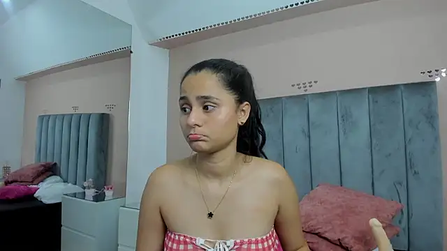 Snapshot of Giselle_Roldan chatting on March 8, 2026, 4:00 pm Giselle Roldan online show from March 8, 2026, 4:00 pm