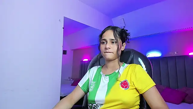 Giselle Roldan online show from June 18, 2026, 2:34 am