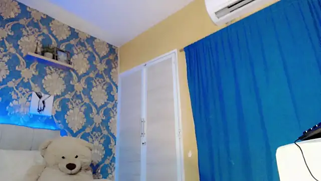nicoledollts online show from April 30, 2026, 8:37 pm