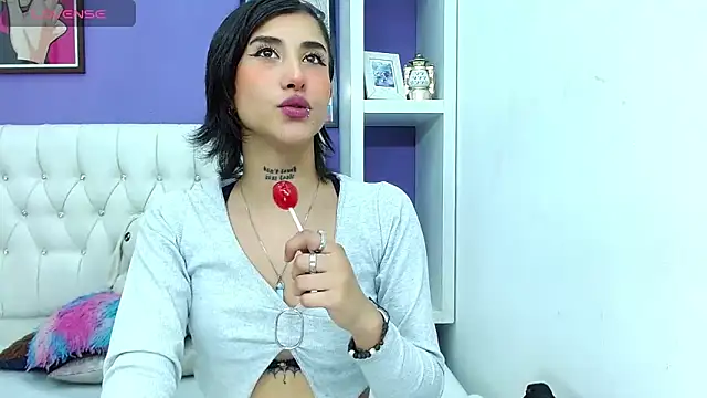 aliss-diaz online show from February 17, 2025, 8:36 pm